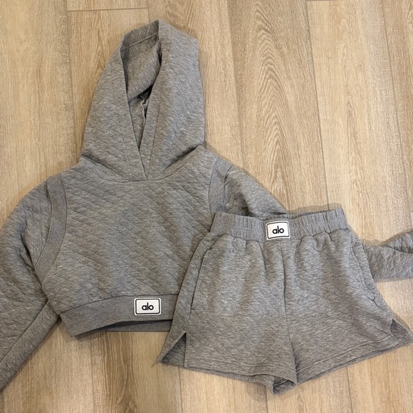 ALO Yoga Heather Gray Quilted Set - Picture 1 of 2